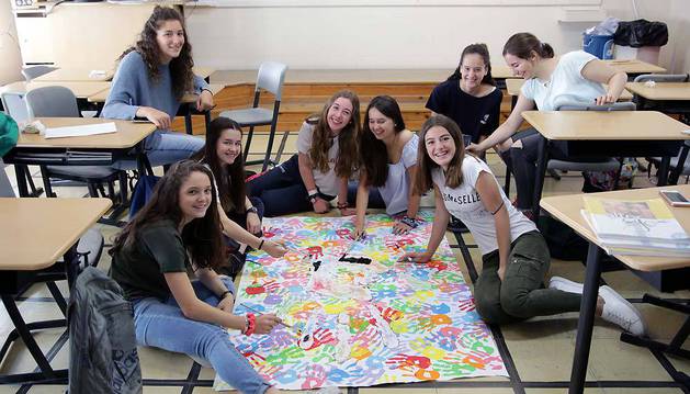 Los alumnos que han aprobado todo hacen actividades en el centro o se quedan en casa. En la foto, estudiantes del colegio San Ignacio (Jesuitas) trabajan un proyecto sobre igualdad.