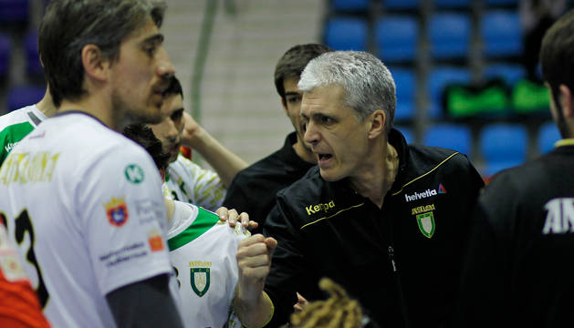 Juanto Apezetxea da instrucciones a sus jugadores durante un partido contra el Barcelona.