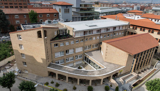 Vista general de la residencia La Campana con la ampliación, a la izquierda de la imagen, que albergará las nuevas habitaciones.