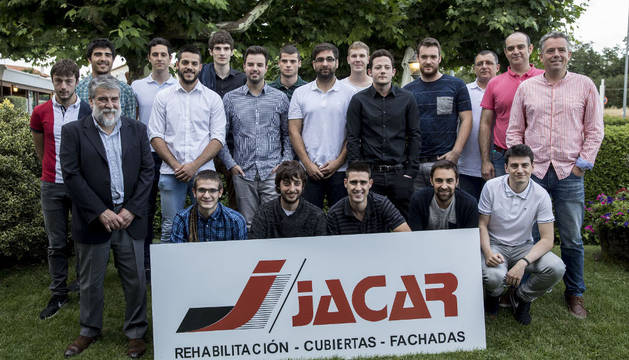La plantilla del Jacar San Antonio Balonmano, posando ayer en el Asador Maya durante su presentación.