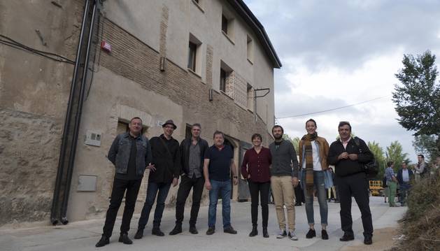 Desde la izquierda, Mikel Ramos Aguirre (arqueólogo de Navark), Ander de la Fuente y Juanjo Arrizabalaga (ambos de la Escuela de Arquitectura de la Universida del País Vasco), los promotores José Antonio Sanz Mosquera y Amaia García Elcano, el alcalde Koldo Leoz, la edil Marta Astiz y Agustín Azkárate, de la misma cátedra universitaria que ha dirigido el proyecto, el viernes junto al nuevo albergue.