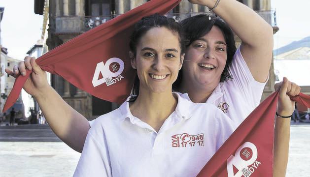 Paula Remírez y María Calado, las voluntarias de la DYA que lanzarán el Chupinazo, con los pañuelos del 40 aniversario.