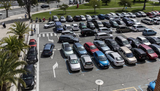 Foto del aparcamiento del Centro de Especialidades Príncipe de Viana durante la mañana de ayer, completo y con varios vehículos intentando estacionar.