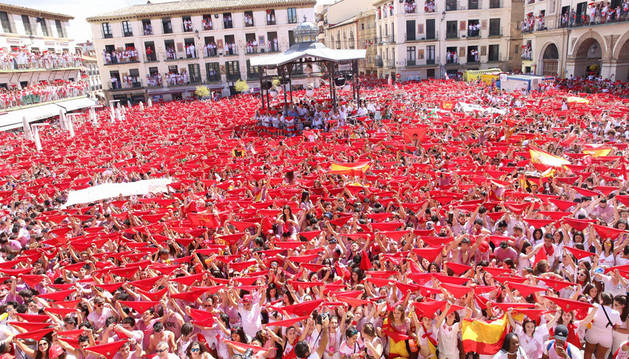 Cientos de tudelanos esperan, pañuelo rojo en alto, el estallido del cohete de las fiestas de Santa Ana 2017.