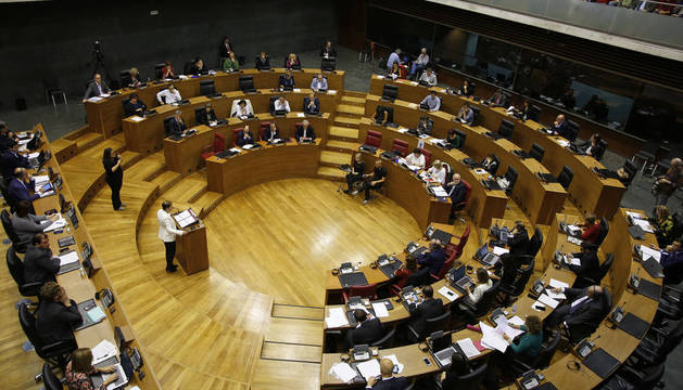 La presidenta Uxue Barkos interviene en el pleno del Parlamento, durante el último debate sobre el estado de Navarra.