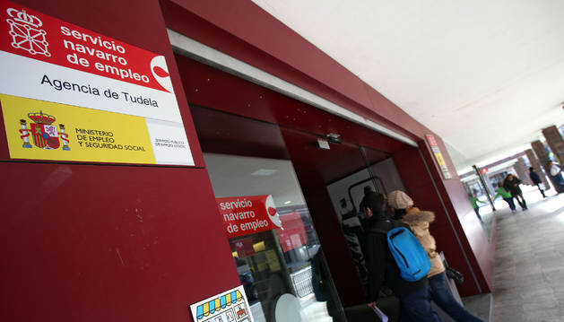 Entrada de la oficina de empleo que comparten el SNE y el SEPE en Tudela, en una imagen de archivo.