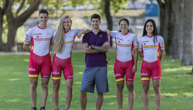 De izquierda a dcha.: Jonathan Galar, Leire Larrasoáin, Ioseba Fernández, Maialen Oñate y Maite Ancín, ayer por la mañana en el parque de Antoniutti.