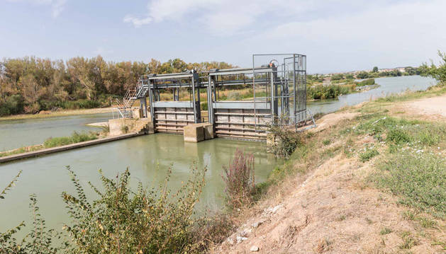 Una imagen de las compuertas de entrada del río Ebro en el Canal de Tauste, en la localidad ribera de Cabanillas.