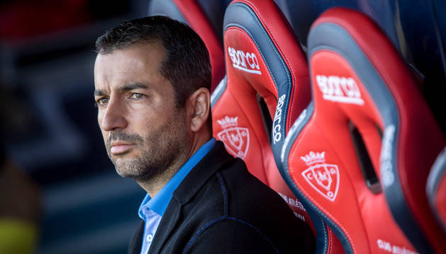 Diego Martínez en el banquillo de El Sadar momentos antes del partido contra el Sevilla Atlético.