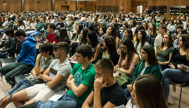 Imagen de un grupo de alumnos de primer curso de las Facultades de Ciencias Sociales y Ciencias de la Salud siguiendo este viernes la bienvenida del rector.