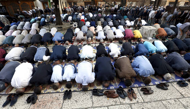 Musulmanes rezando en una mezquita de Sarajevo.