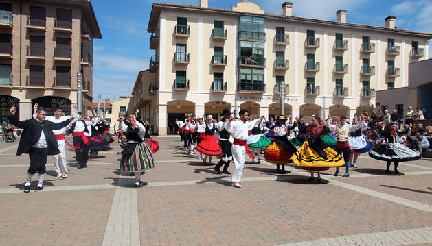 Instante de la actuación conjunta de los 10 grupos que se dieron cita en las Jornadas Nacionales de Folclore Juvenil de Tudela.