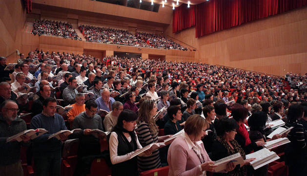 Imagen de un ensayo de un concierto participativo en Baluarte, en el que participaron miembros de diferentes coros, en diciembre de 2010.