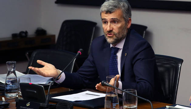 El rector de la Universidad Pública de Navarra (UPNA), Alfonso Carlosena, en una comparecencia parlamentaria.