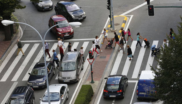 Decenas de personas atraviesan un paso de peatones en la avenida Conde Oliveto una mañana tras haberse introducido los cambios en el tráfico.