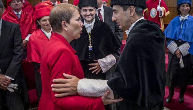 Foto de la presidenta del Gobierno foral, Uxue Barkos, y el rector de la Universidad de Navarra, Alfonso Sánchez Tabernero, charlando tras la apertura del nuevo curso académico 2017-2018.