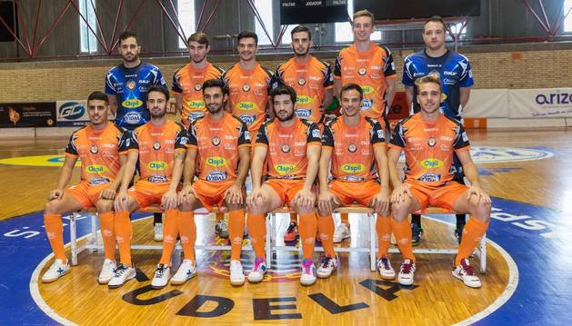 EL EQUIPO DE FÚTBOL SALA ASPIL-VIDAL, EN LA PRESENTACIÓN. De pie, de izquierda a derecha, Sergi Cuxart Reig, Javier Mínguez Rubio 'Javivi', Ferrán Plana Oltra, Daniel Mesa Darías 'Lucas', Sergio González Pérez y Gustavo Pérez Segura. Sentados; Hamza Maimon Amessaoud, Sergio Sierra de los Santos 'Sepe', Rubén Lemos Mariño 'Rubi'. Iago Rodríguez Ulla, David García Beltrán, y Pedro García Vilar. En la imagen falta Kosuke Fukatsu, que no asistió a la presentación.