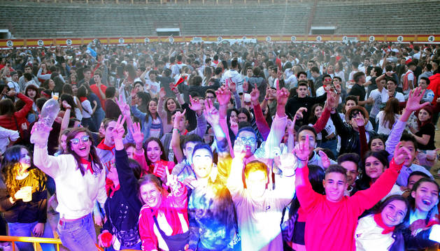 Cientos de jóvenes disfrutan de la fiesta que se organizó en la plaza de toros con motivo de las Fiestas de la Juventud de Tudela.