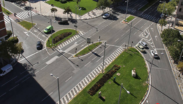 Vista general de la avenida Pío XII en la intersección, en la parte superior, con la calle Iturrama.