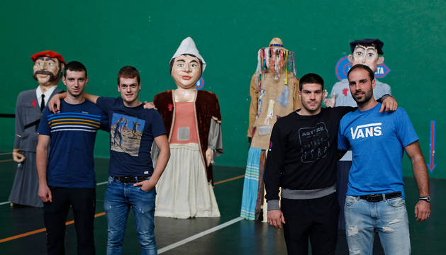 Julen Martija, Unai Laso, Mikel Beroiz y Eneko Yoldi, junto con los gigantes de Huarte en el frontón Toki Alai.