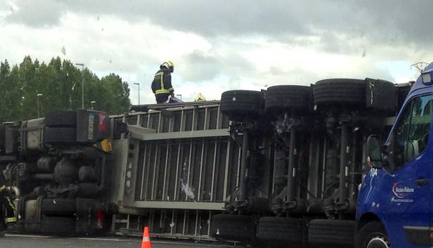 Vuelco de un camión en la PA-30 en Ansoáin