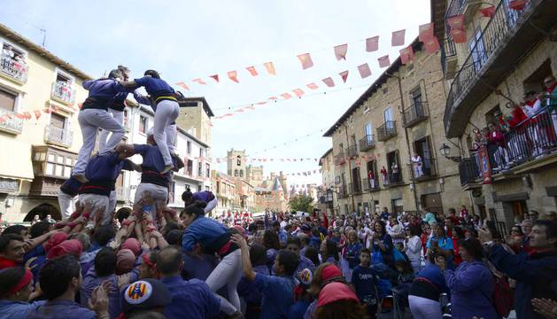 Gigantes y 'castellers' en fiestas de Olite