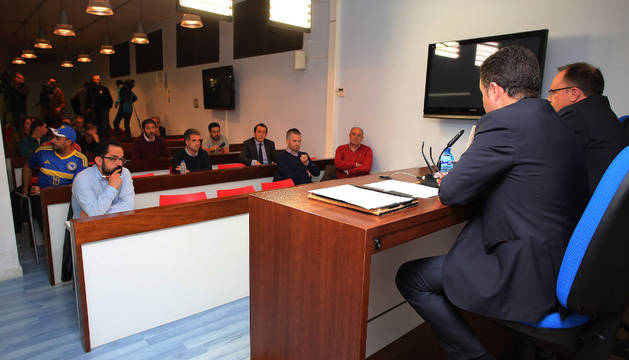 El vicepresidente, Alfonso Ramírez, y el gerente, Ángel Ardanaz, en el encuetro que mantuvieron ayer con los socios en El Sadar.