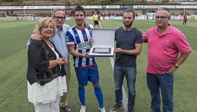 En el centro, Bruno Araiz sosteniendo la placa junto a sus padres, Amelia Gaínza y Luis Araiz; el alcalde de Estella, Koldo Leoz, y el presidente del CD Izarra, Alfonso Canela.