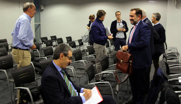 El momento tras la adjudicación de los lotes en la sede de Nasuvinsa, con los constructores de las tres firmas navarras presentes.