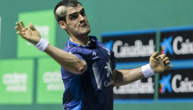 Joseba Ezkurdia volea en un partido anterior. El de Arbizu firmó ayer un gran partido en Logroño.