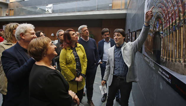 Carasusán (derecha) y Aldanondo (de espaldas) en la visita guiada ayer en el Parlamento de Navarra.