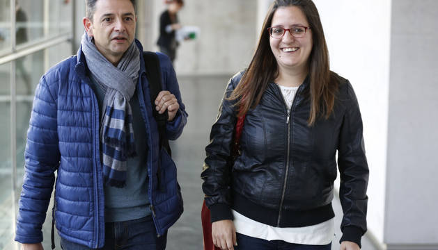 Andoni Aguirre junto a Libertad Francés, de Salhaketa, a su llegada ayer al Parlamento.