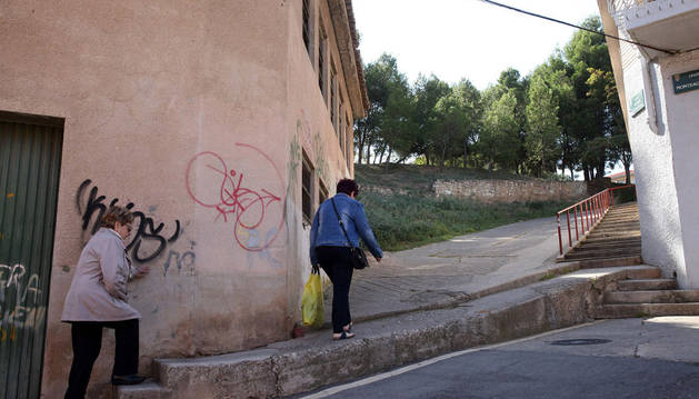 Dos vecinas suben por la calle Torre Monreal -a la izda., la casa que se derribará para ubicar el ascensor-.
