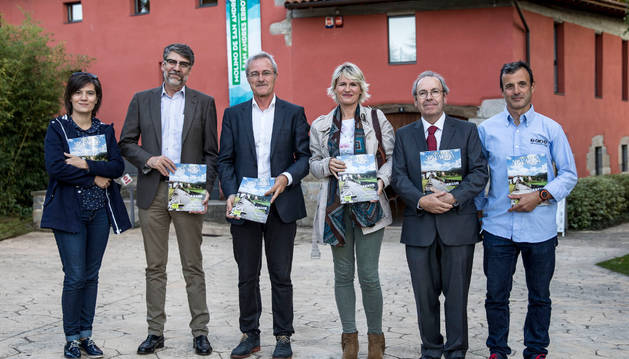 Sara Sánchez, coordinadora de Conocer Navarra; Arturo Ruiz de Azagra, director de Comunicación de la Mancomunidad; Alfonso Amorena, director de Medio Ambiente de la Mancomunidad; Maitena Ezkutari, directora de Turismo del Gobierno foral; Virgilio Sagüés, presidente del Grupo La Información, y Javito Camarero, delegado en Navarra de la Asociación internacional de ciclistas de montaña, ayer en el Molino de San Andrés.