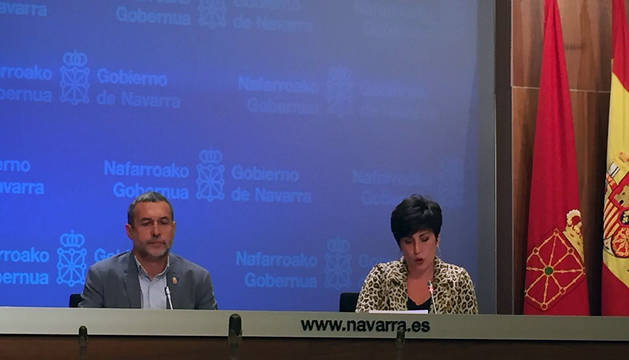 El vicepresidente de Derechos Sociales, Miguel Laparra, y la consejera de Educación y portavoz del Gobierno, María Solana, durante la rueda de prensa de este miércoles.