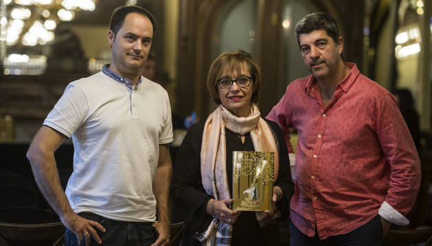 Desde la izda., Iñaki Ayerra, Olga Sanz y Fernando Hualde, minutos antes de la presentación de ayer.
