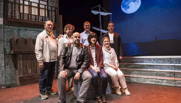 Foto de Antonio Ramallo, José Antonio Irastorza, Íñigo Laborería e Igor Peral. Sentados, Alberto Arrabal, Itsaso Loinaz y Tina Gorina.