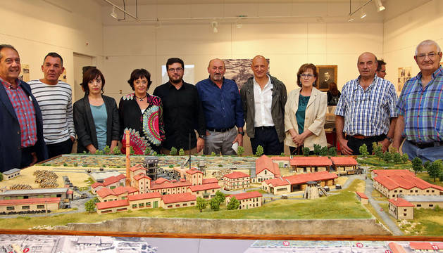 Foto de Víctor Manuel Egia Astibia (asesor en patrimonio industrial), Alfredo León Mañú (diseñador de la muestra), Idoia Zabalza Garate (traducción al euskera), Carmen Cosín Reta (concejal de Turismo), Unai Lako Goñi (alcalde de Aoiz), Juan Jesús Leache Goñi, Toño Villanueva Abaurrea e Isabel Leache Goñi (belenistas autores de maquetas del aserradero de Ekai y la estación de tren de Aoiz), y Jesús María Larrañeta Elizondo y Javier Goicoa Juango (aportan maqueta de una esclusa y materiales).