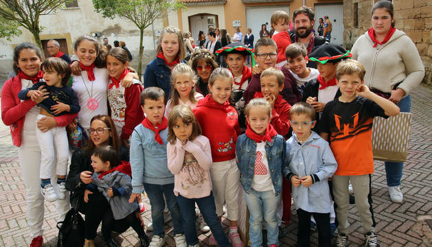 Foto familiar en la plaza junto al edificio del concejo poco después del lanzamiento del cohete.