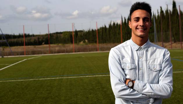 Iñaki Perujo posa junto a los anexos de Tajonar, donde se disputará el partido ante el Txantrea.