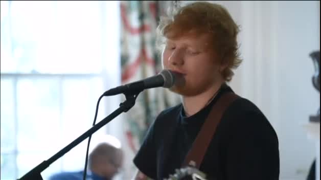 Ed Sheeran canta 'Shape of you' en Washington por los refugiados