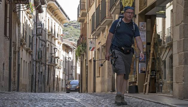 Imagen de la calle la Rúa, un escenario del barrio monumental muy transitado por turistas y peregrinos.