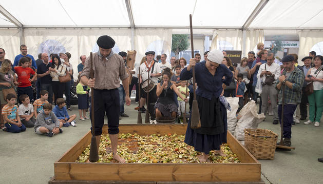 Foto de descalzos y ayudados de mazas de madera, el grupo Jo ala jo recuperó ayer la tradicional Kirikoketa.