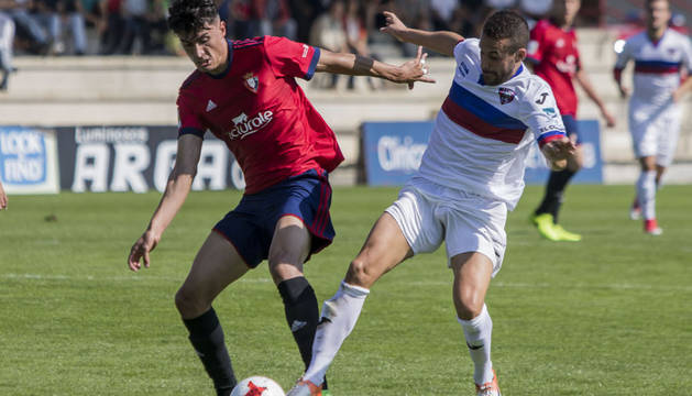 Luis Perea disputa por el balón ante un rival del Leioa en el encuentro disputado ayer en Tajonar.