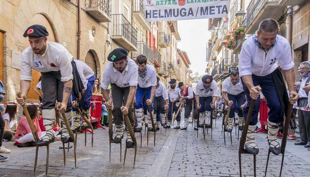 Foto del inicio de la XXXIV carrera de Layas de Puente la Reina contó con 35 participantes en la categoría masculina.