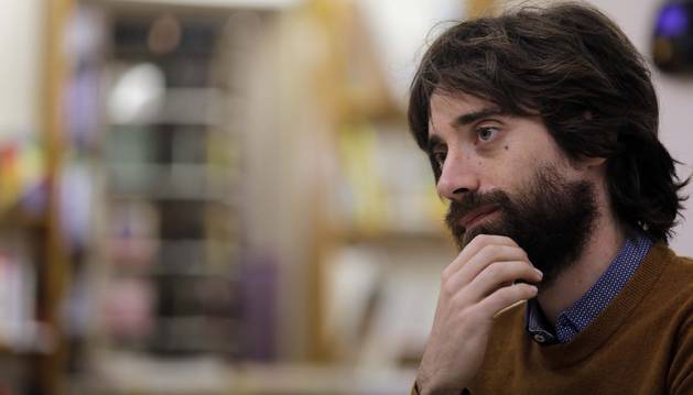 Fotografía del escritor Juan Gómez Bárcena tras el estreno de su tercera novela, 'Kanada'.