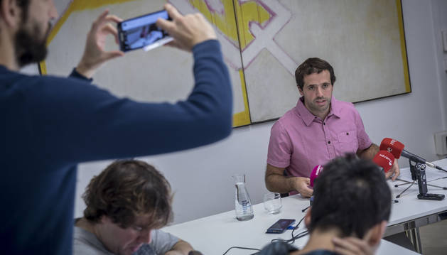 Foto de Aritz Ayesa (Bildu), presidente de la Mancomunidad de la Comarca de Pamplona, ayer en su comparecencia ante los medios.