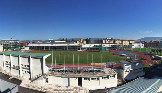 Imagen del estadio de Larrabide, con la zona de la grada en primer plano, donde se estudia construir el módulo de pista cubierta.