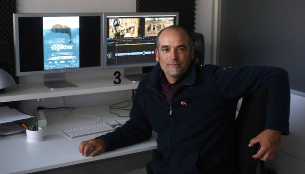 Foto de Migueltxo Molina ayer, en las instalaciones de Arena Comunicación. En la pantalla, el cartel de Elkarrekin-Together, la película que presenta en San Sebastián.
