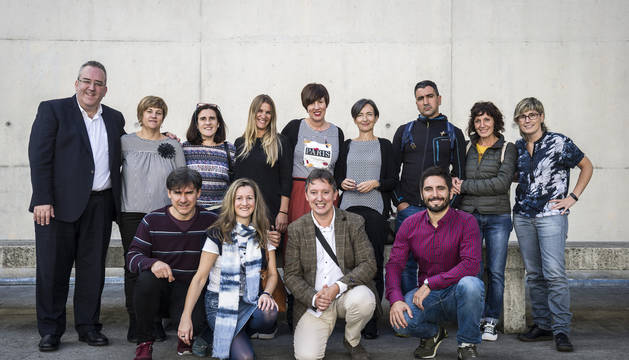 Miembros de cuatro familias de acogida de urgencia, trabajadores de la Fundación Xilema y algunos de los ponentes de la jornada de ayer en Civican.